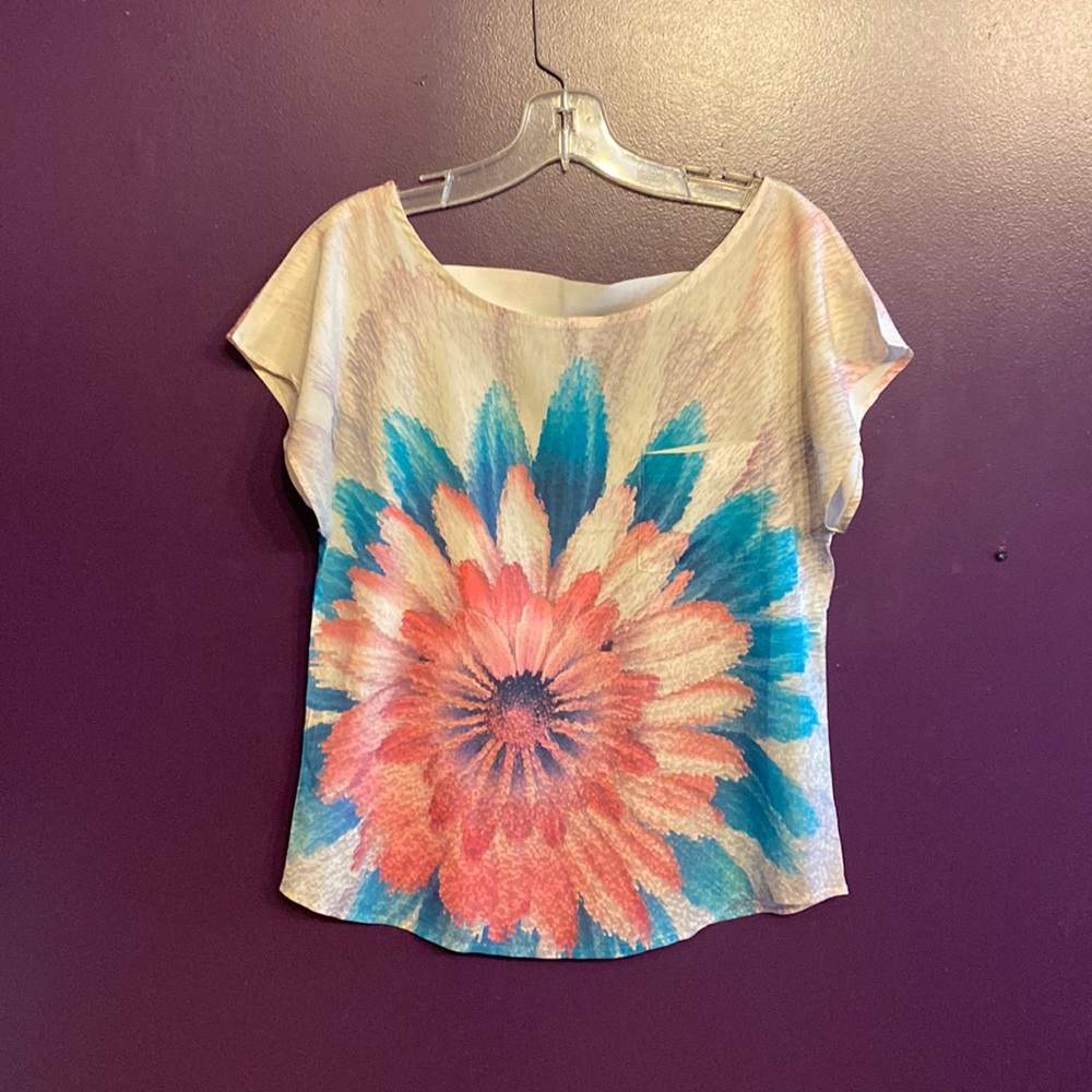 Woman’s shirt sleeve top